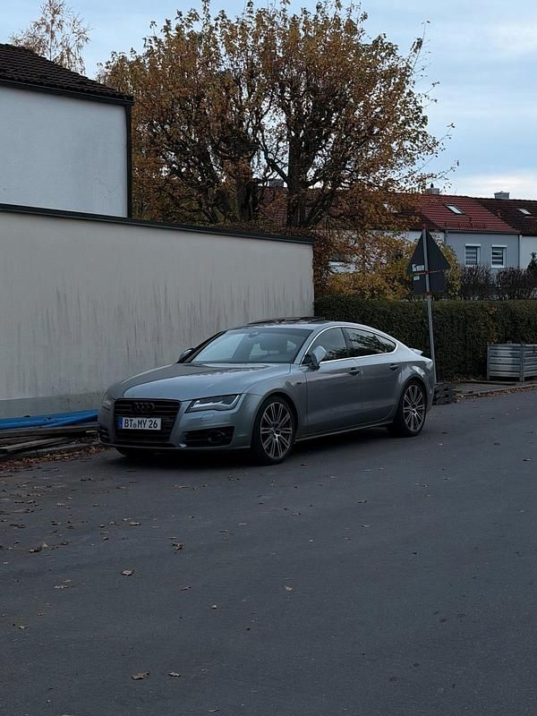 Grau Gebraucht 2010 Audi A7 Comfort Kleinwagen | 22.000 € - Bild 1/4