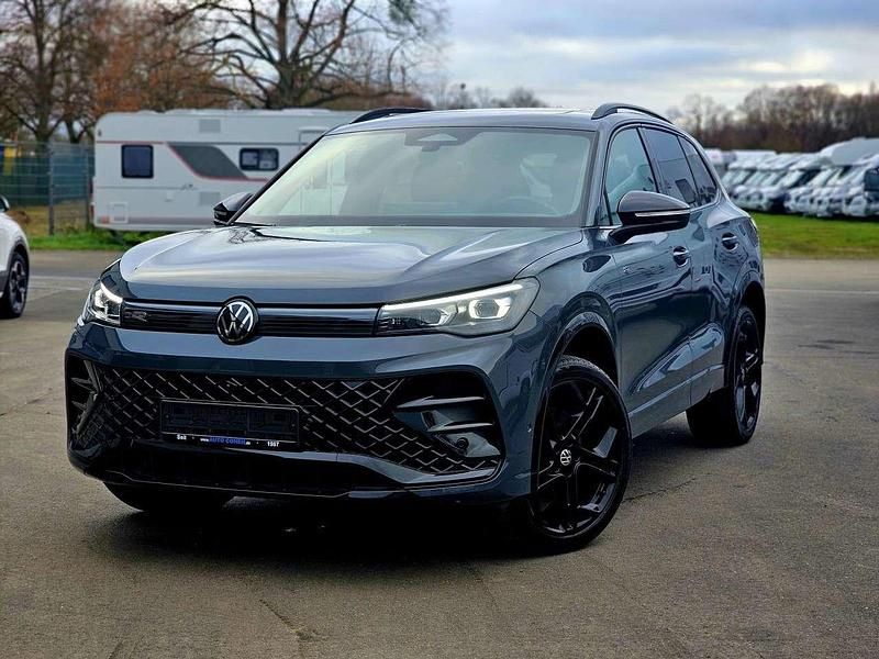 Delfingrau metallic (metallic) Gebraucht 2024 VW Tiguan R-line SUV | 47.880 € (Fairer Preis) - Bild 1/4