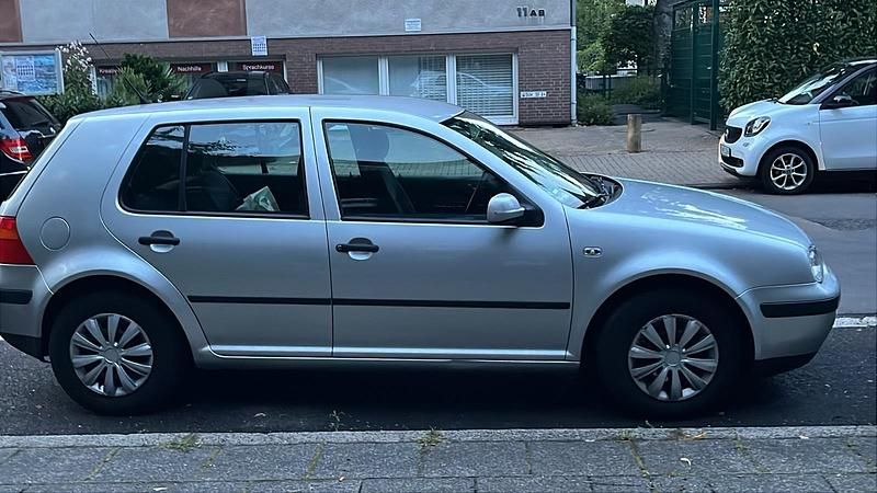 Grau Gebraucht 2001 VW Golf IV Edition Kombi | 2.400 € (Fairer Preis) - Bild 1/4