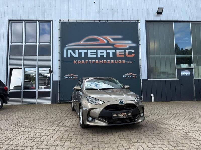Braun Gebraucht 2023 Toyota Yaris Hybrid Style Kleinwagen | 19.700 € (Guter Preis) - Bild 1/4