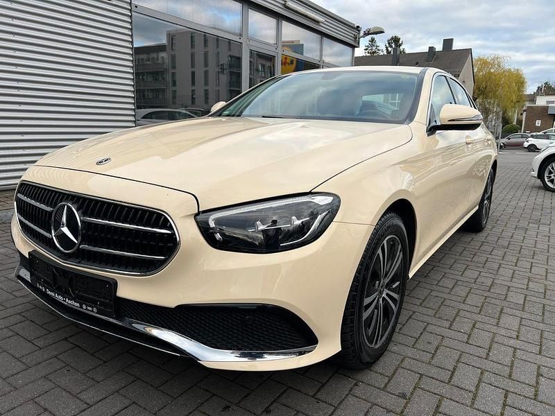 Gebraucht Mercedes E200 160 PS (117 kW) 2022 Hellelfenbein Limousine