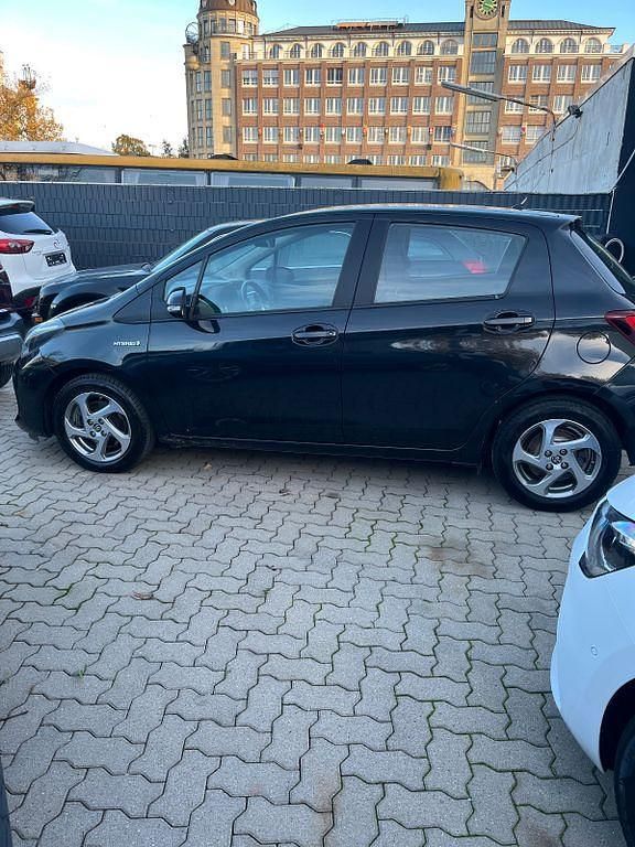 Gebraucht Toyota Yaris Hybrid Comfort 75 PS (55 kW) 2015 Schwarz Limousine