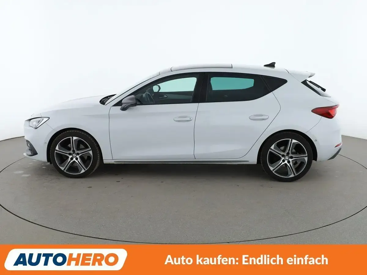 Używany Seat Leon FR 190 KM (139 kW) 2023 Biały Sedan/Limuzyna
