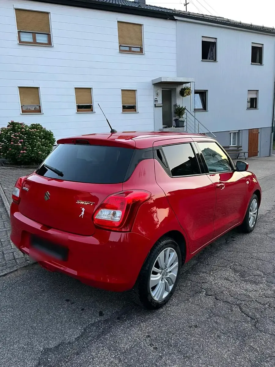 Gebraucht Suzuki Swift 90 PS (66 kW) 2018 Rot Kleinwagen