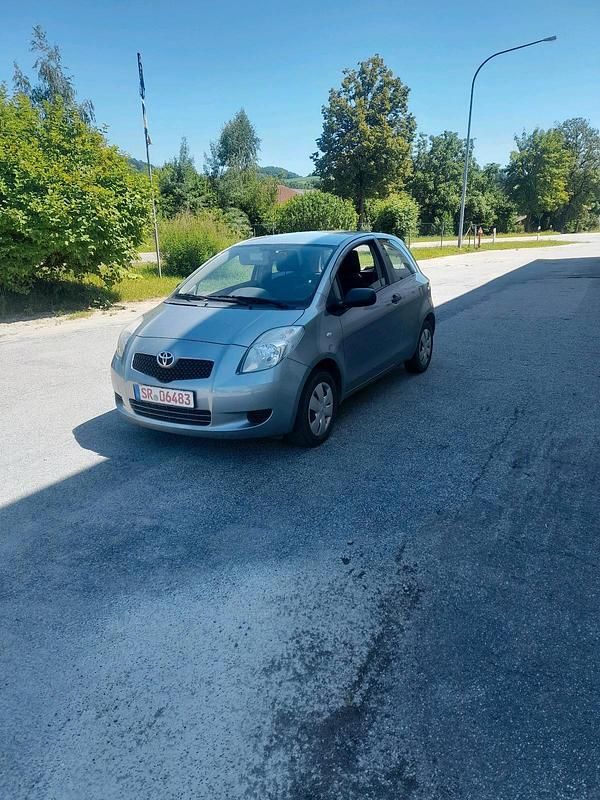 Grau Gebraucht 2007 Toyota Yaris Kleinwagen | 1.200 € (Guter Preis) - Bild 1/4