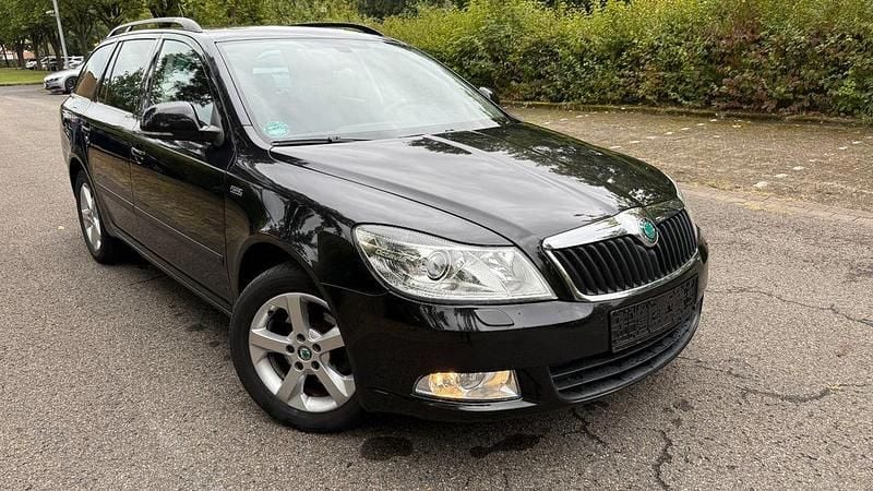 Schwarz Gebraucht 2011 Skoda Octavia Family Kombi | 4.300 € (Superpreis) - Bild 1/4