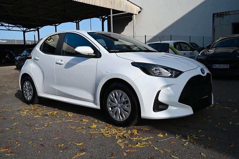 Weiß Gebraucht 2022 Toyota Yaris Hybrid Business Edition Kleinwagen | 17.499 € (Guter Preis) - Bild 1/4