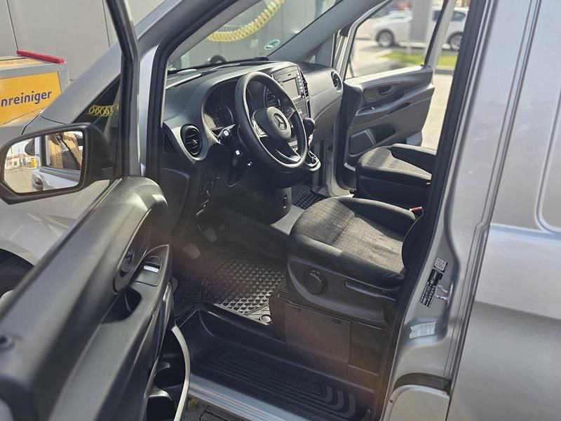 Silber Gebraucht 2019 Mercedes Vito Van / Kleinbus | 16.320 € - Bild 1/4
