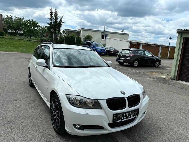 Weiß Gebraucht 2009 BMW 318 Sport Line Kombi | 4.200 € (Guter Preis) - Bild 1/4