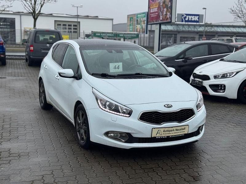 Gebraucht Kia Ceed Spirit 135 PS (99 kW) 2012 Weiß Kleinwagen