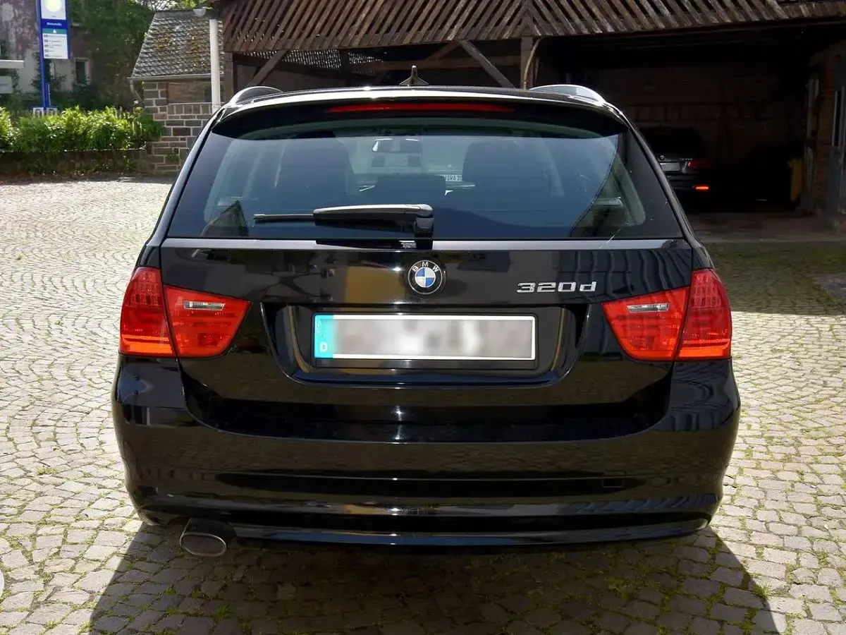 Gebraucht BMW 320 184 PS (135 kW) 2012 Schwarz Kombi