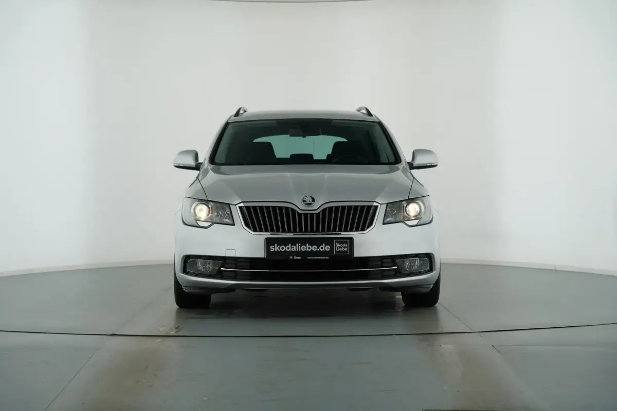 Gebraucht Skoda Superb 160 PS (117 kW) 2013 Brilliantsilber metallic Kombi