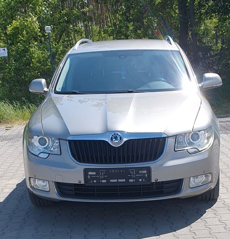 Beige Gebraucht 2012 Skoda Superb Kombi | 5.300 € (Superpreis) - Bild 1/4