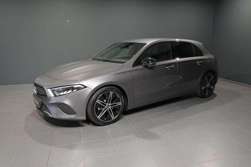 Mountaingrau metallic Gebraucht 2025 Mercedes A180 Night Limousine | 32.800 € (Fairer Preis) - Bild 1/4