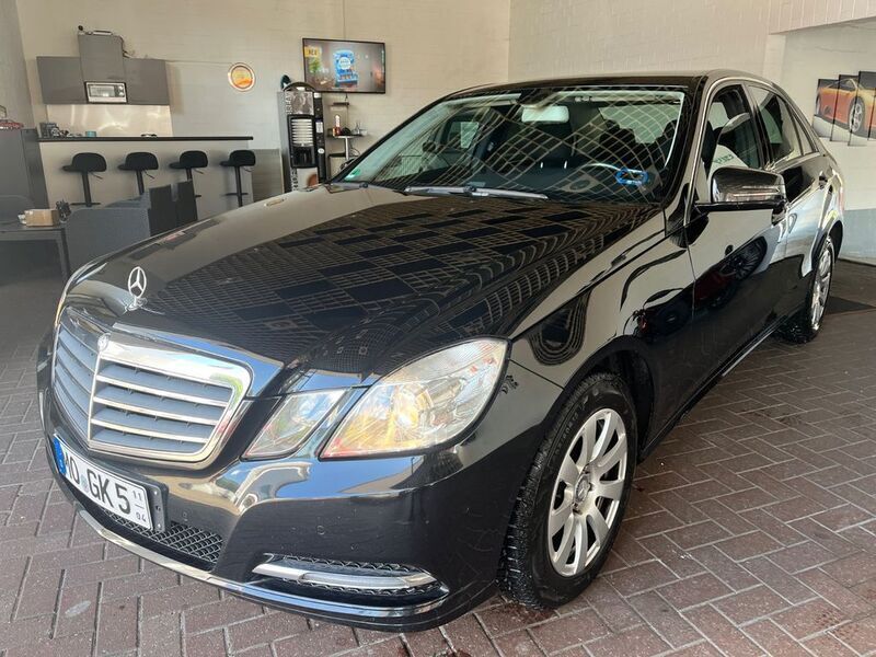 Schwarz Gebraucht 2012 Mercedes E220 Limousine | 8.490 € (Guter Preis) - Bild 1/4