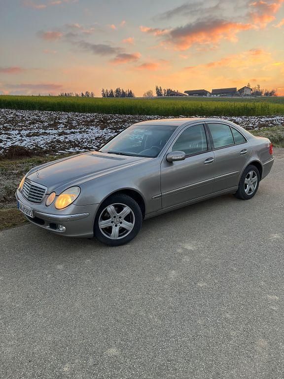 Beige Gebraucht 2004 Mercedes E200 Elegance Limousine | 4.600 € (Etwas zu teuer) - Bild 1/4