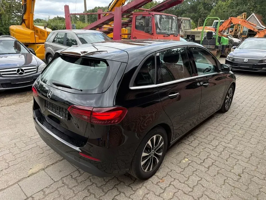 Gebraucht Mercedes B180 116 PS (85 kW) 2023 Nachtschwarz Kleinwagen