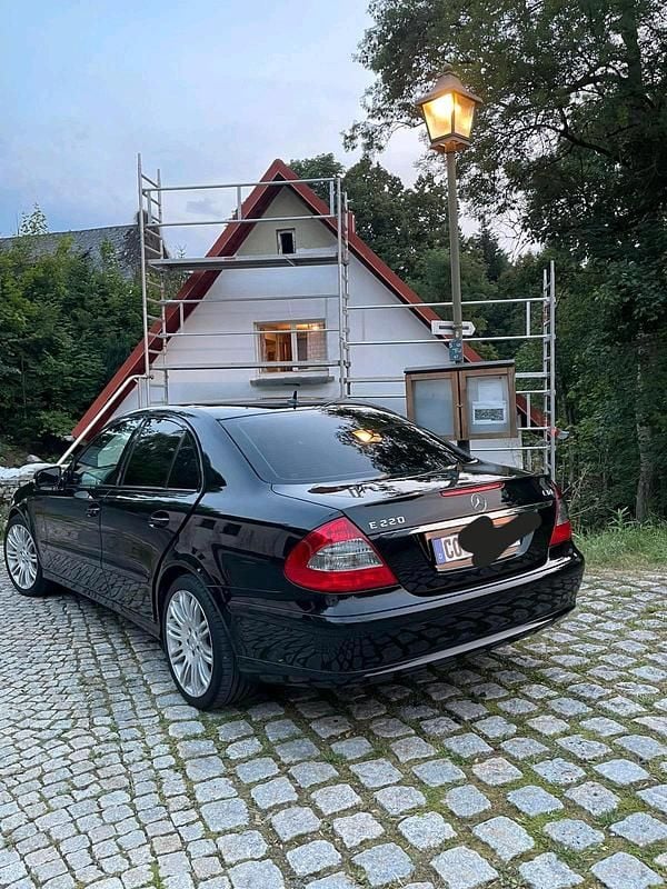 Second-hand Mercedes E220 190 CP (139 kW) 2006 Negru Hatchback