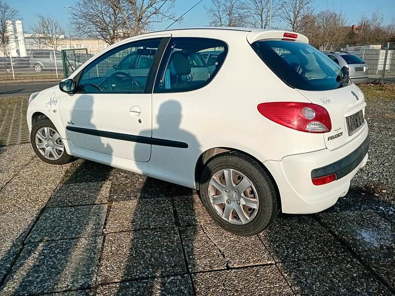 Gebraucht Peugeot 206+ 60 PS (44 kW) 2011 Weiß Kleinwagen