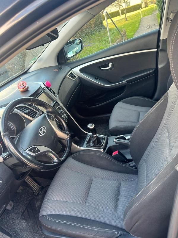 Gebraucht Hyundai i30 99 PS (72 kW) 2013 Schwarz Limousine