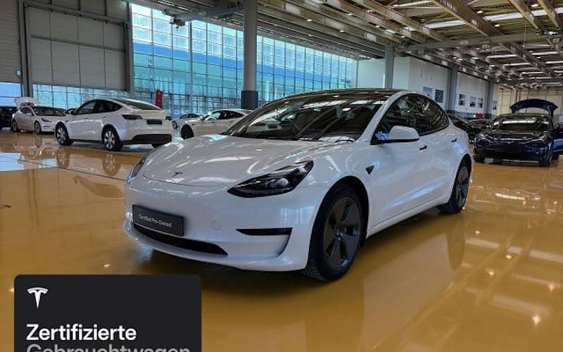 Weiß Gebraucht 2021 Tesla Model 3 Standard Range Limousine | 24.000 € (Fairer Preis) - Bild 1/4