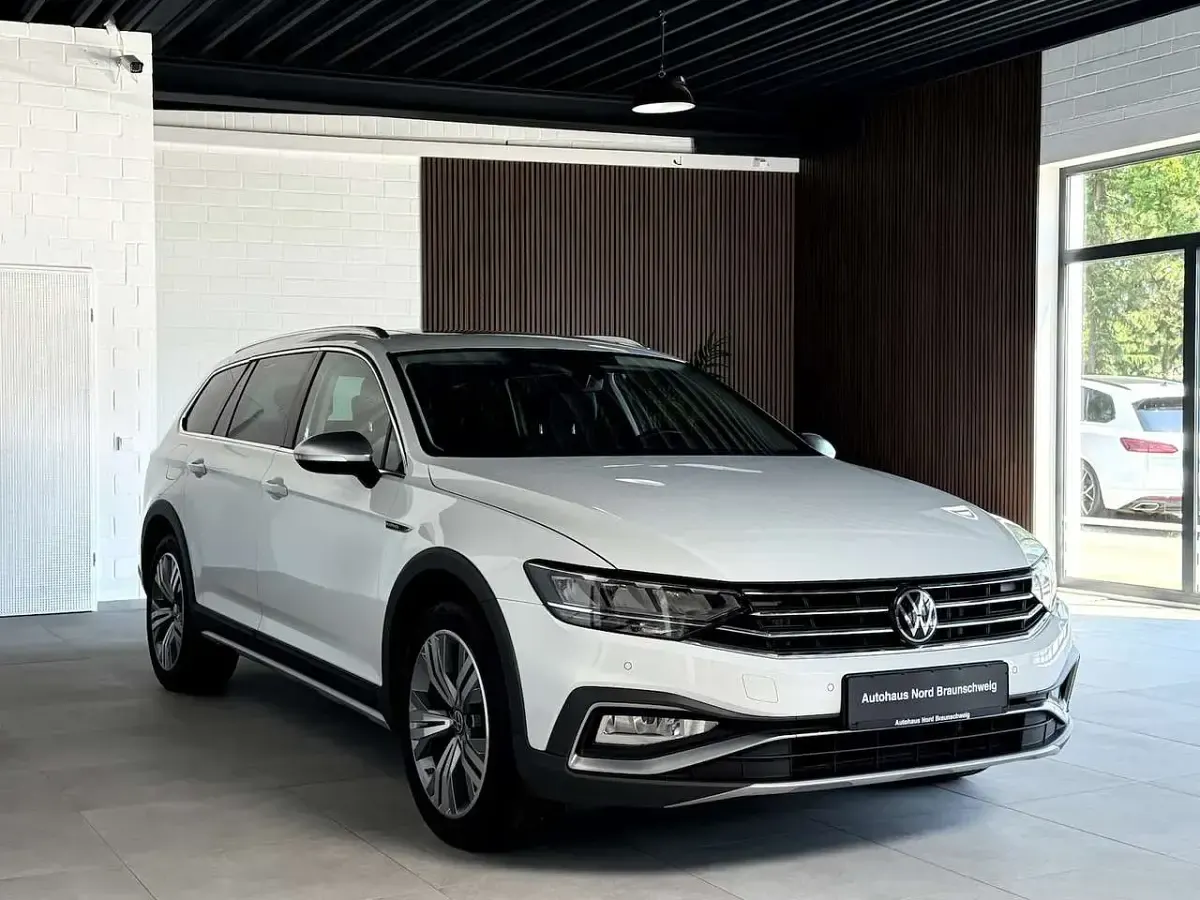 Gebraucht VW Passat 200 PS (147 kW) 2024 Gletscherweiß metallic Kombi