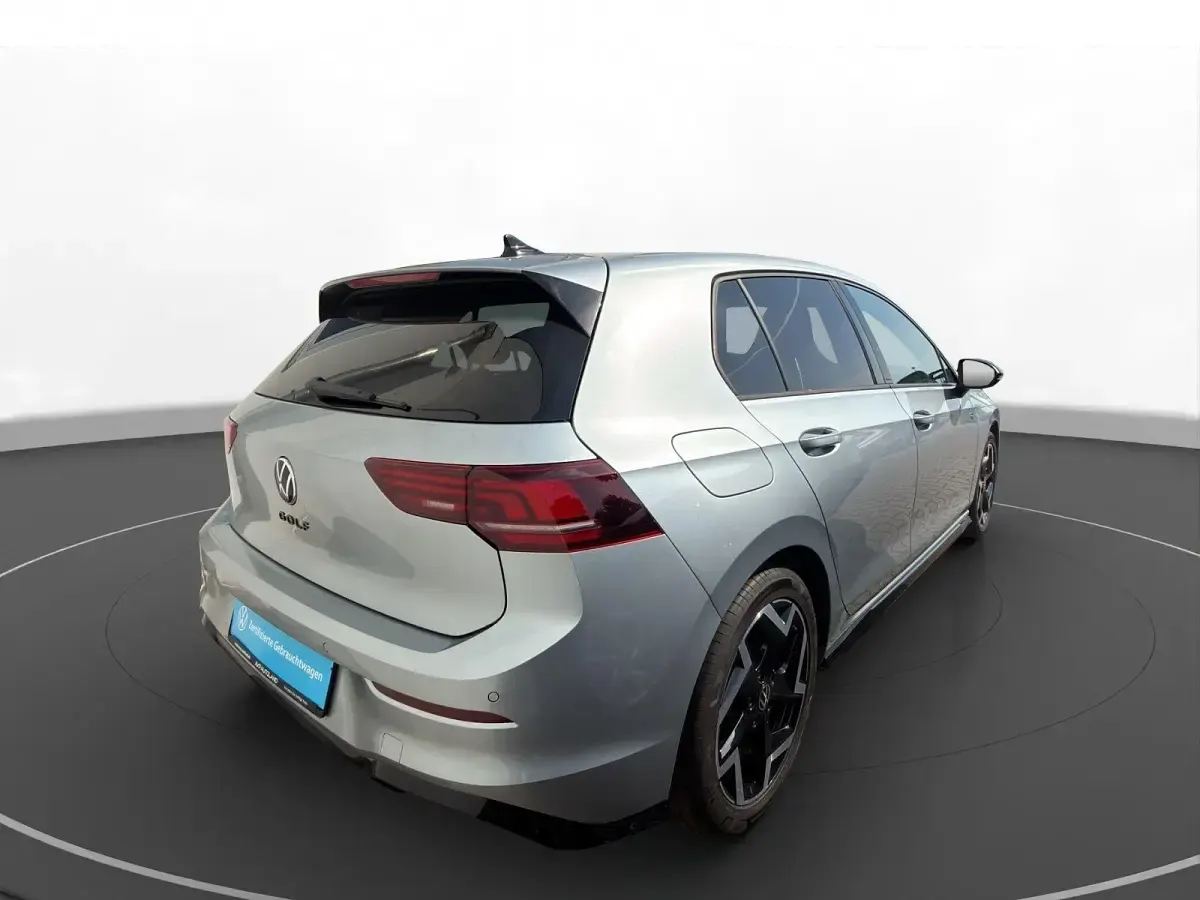 Gebraucht VW Golf VIII R-line 150 PS (110 kW) 2025 Oyster silver Limousine