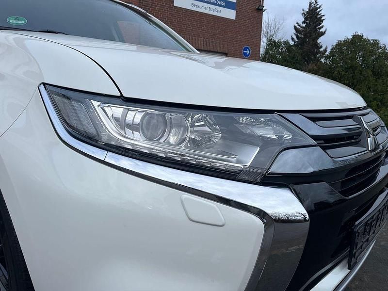 Gebraucht Mitsubishi Outlander P-HEV 121 PS (88 kW) 2017 Weiß SUV