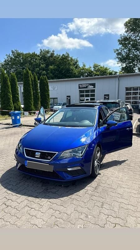 Blau Gebraucht 2018 Seat Leon FR Kleinwagen | 17.000 € (Etwas zu teuer) - Bild 1/4