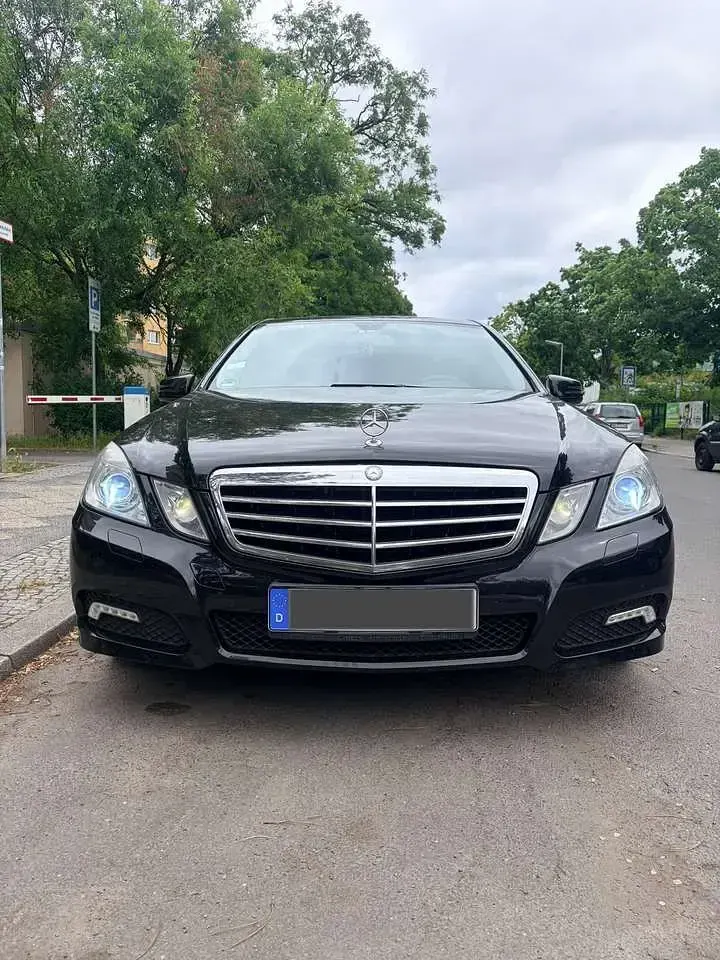 Gebraucht Mercedes E250 Avantgarde 204 PS (150 kW) 2009 Schwarz Limousine