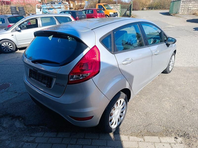 Gebraucht Ford Fiesta Trend 85 PS (62 kW) 2011 Silber Kleinwagen
