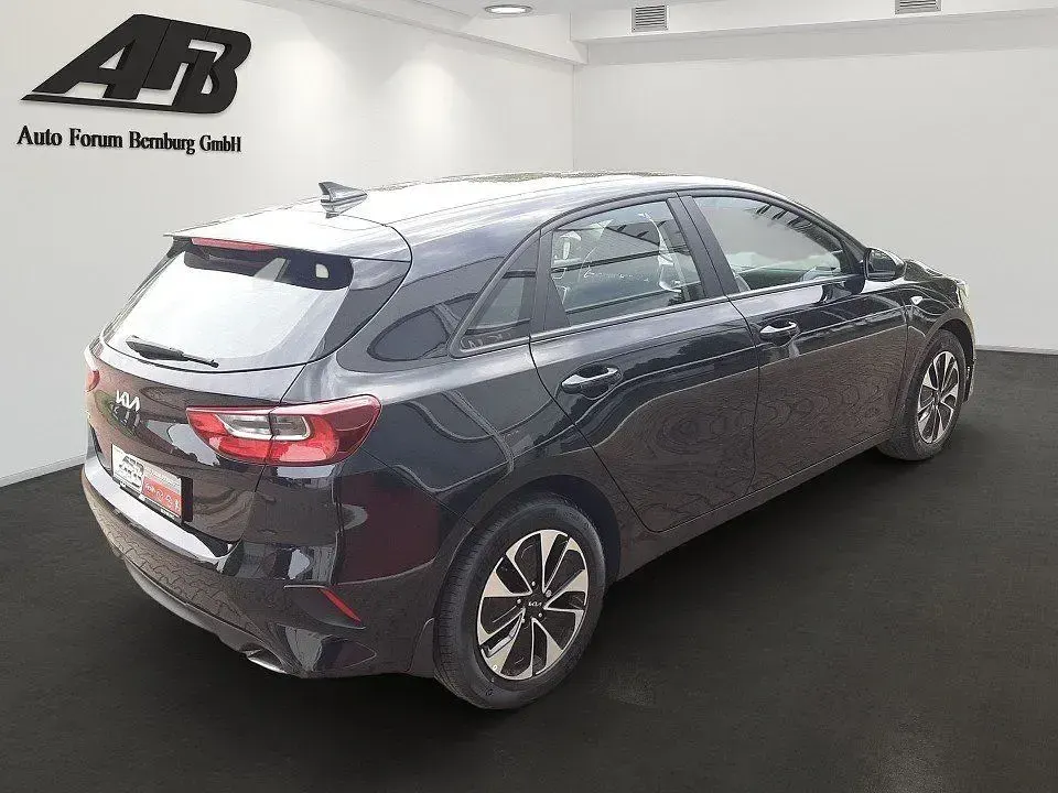 Neu Kia Ceed 140 PS (102 kW) 2026 Schwarz Kleinwagen