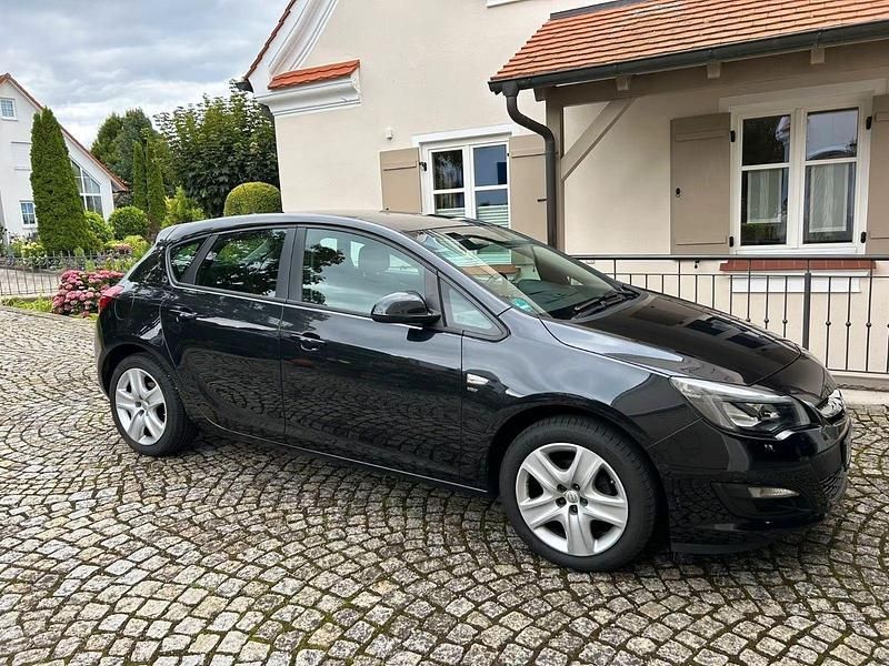 Schwarz Gebraucht 2014 Opel Astra Energy Kleinwagen | 4.700 € (Fairer Preis) - Bild 1/4