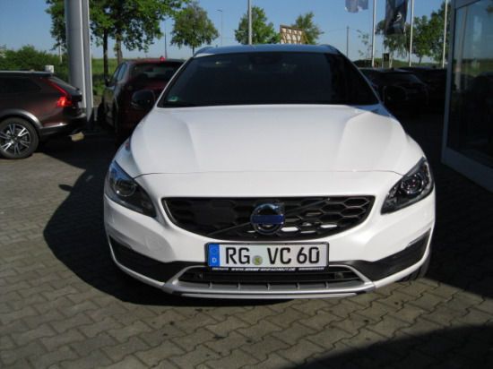 Gebraucht Volvo V60 150 PS (110 kW) 2018 Andere farbe metallic Kombi