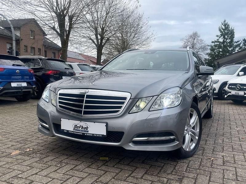 Silber Gebraucht 2011 Mercedes E220 Avantgarde Limousine | 10.650 € (Guter Preis) - Bild 1/4