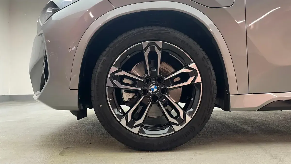 Gebraucht BMW X1 Efficient Dynamics 326 PS (239 kW) 2025 Spacesilber metallic SUV
