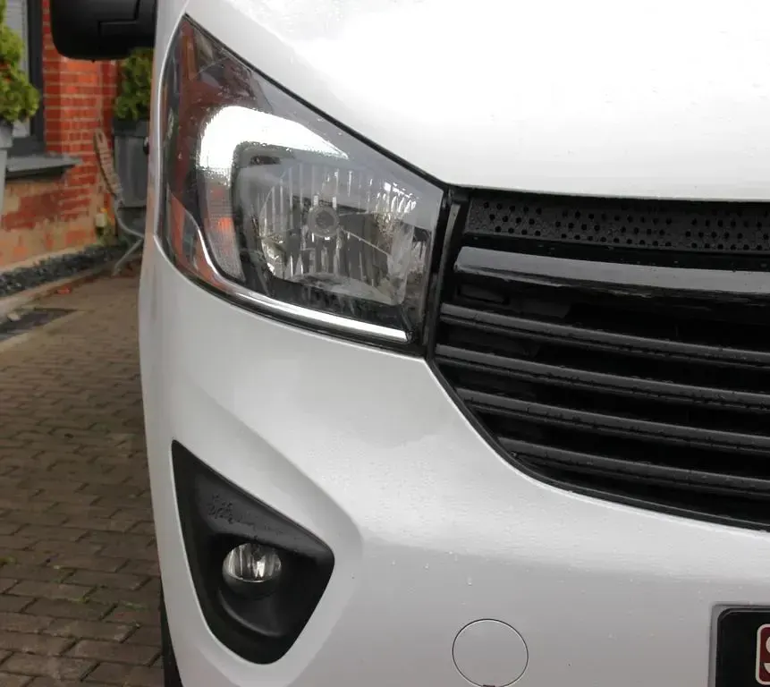 Gebraucht Opel Vivaro 125 PS (91 kW) 2017 Weiß Van / Kleinbus