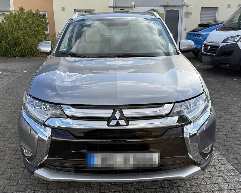 Silber Gebraucht 2017 Mitsubishi Outlander SUV | 11.800 € (Fairer Preis) - Bild 1/4