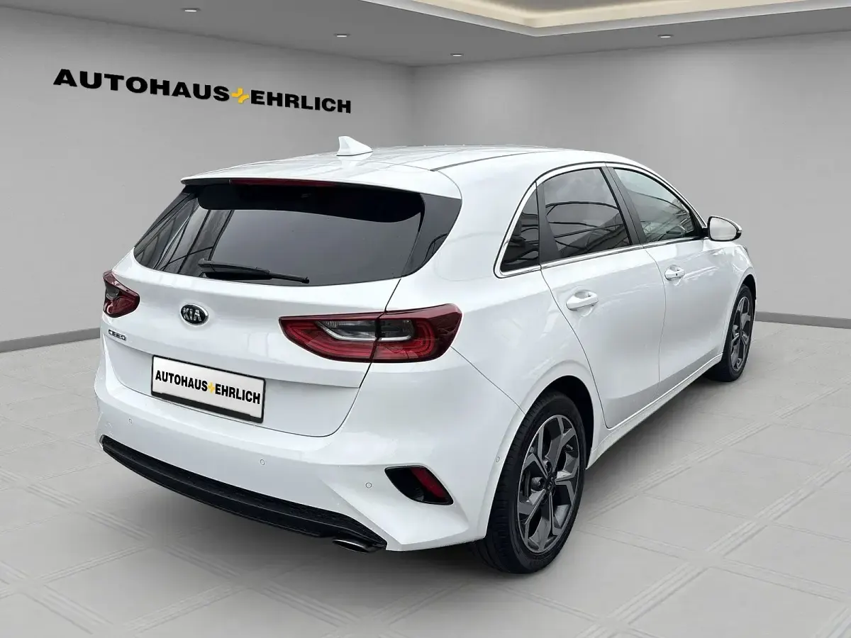 Gebraucht Kia Ceed Spirit 140 PS (102 kW) 2018 (hw2) deluxeweiss met. Kleinwagen