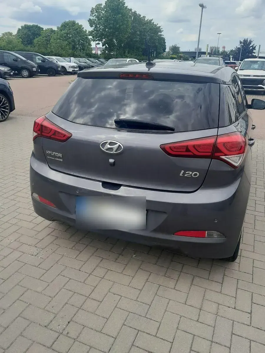 Gebraucht Hyundai i20 101 PS (74 kW) 2016 Grau Kleinwagen