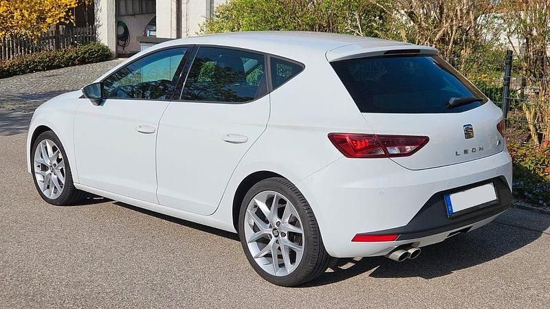 Second-hand Seat Leon FR 140 CP (102 kW) 2013 Alb Berlinǎ
