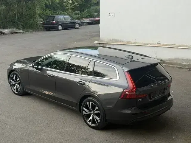 Gebraucht Volvo V60 Core 197 PS (144 kW) 2023 Grau Kombi