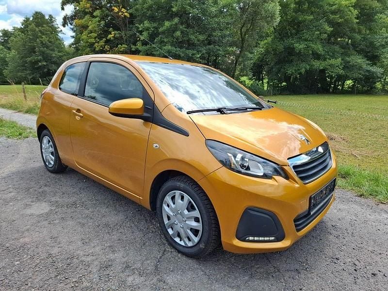 Gelb Gebraucht 2018 Peugeot 108 Active Kleinwagen | 4.699 € (Superpreis) - Bild 1/4
