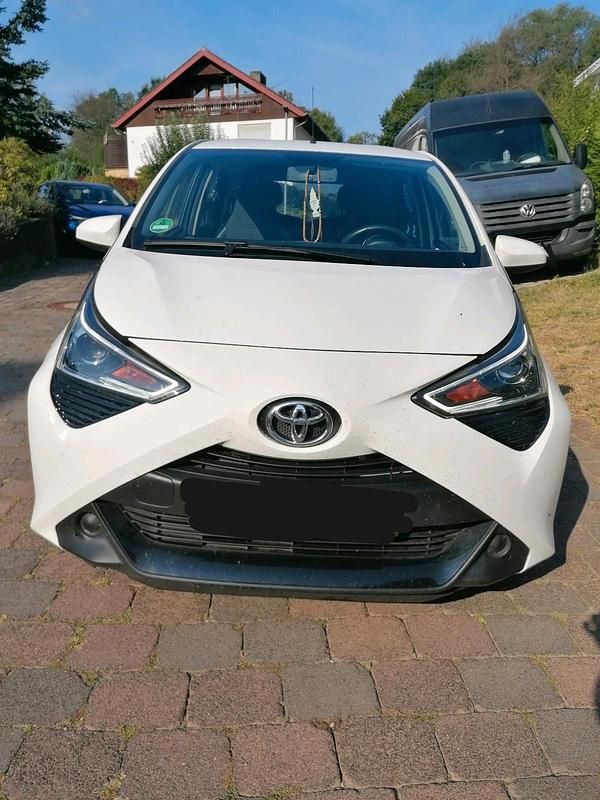 Weiß Gebraucht 2020 Toyota Aygo X-play Kleinwagen | 10.800 € (Fairer Preis) - Bild 1/4