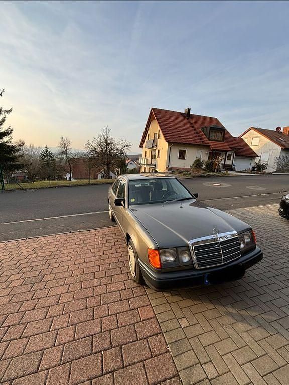 Gebraucht Mercedes 200 72 PS (52 kW) 1988 Grau Limousine