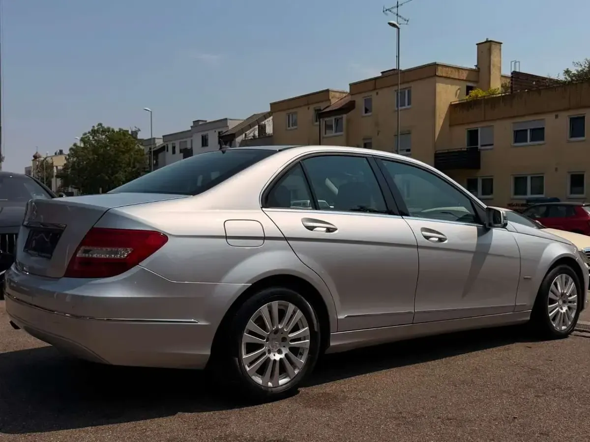 Gebraucht Mercedes C180 156 PS (114 kW) 2011 Iridiumsilber  metalliclack Limousine