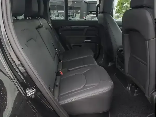 Neu Land Rover Defender 249 PS (183 kW) 2026 Santorini black SUV