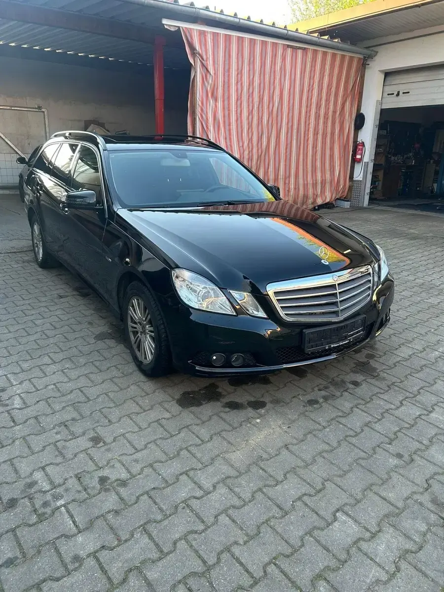 Second-hand Mercedes E200 184 CP (135 kW) 2010 Negru Break