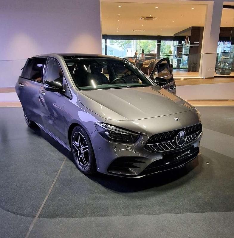 Grau Gebraucht 2020 Mercedes B220 AMG line Van / Kleinbus | 28.500 € (Fairer Preis) - Bild 1/4