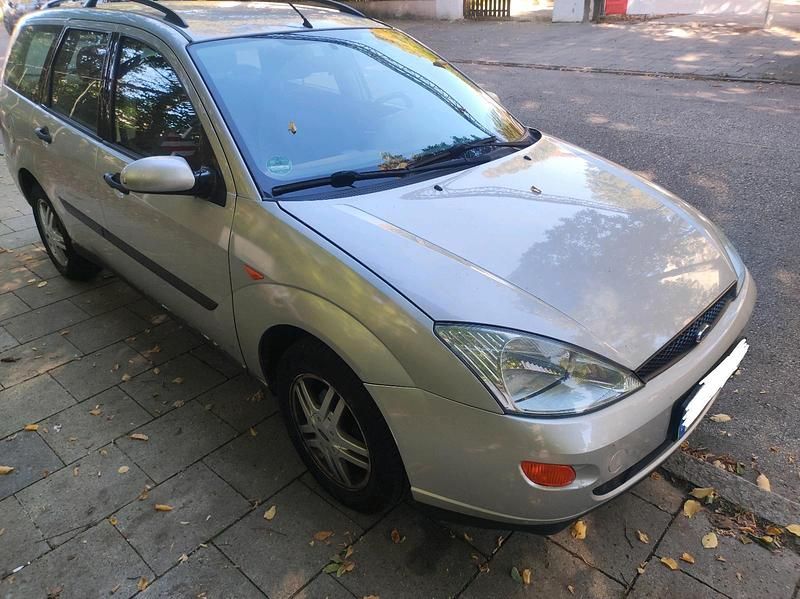 Silber Gebraucht 2000 Ford Focus Kombi | 900 € (Guter Preis) - Bild 1/4